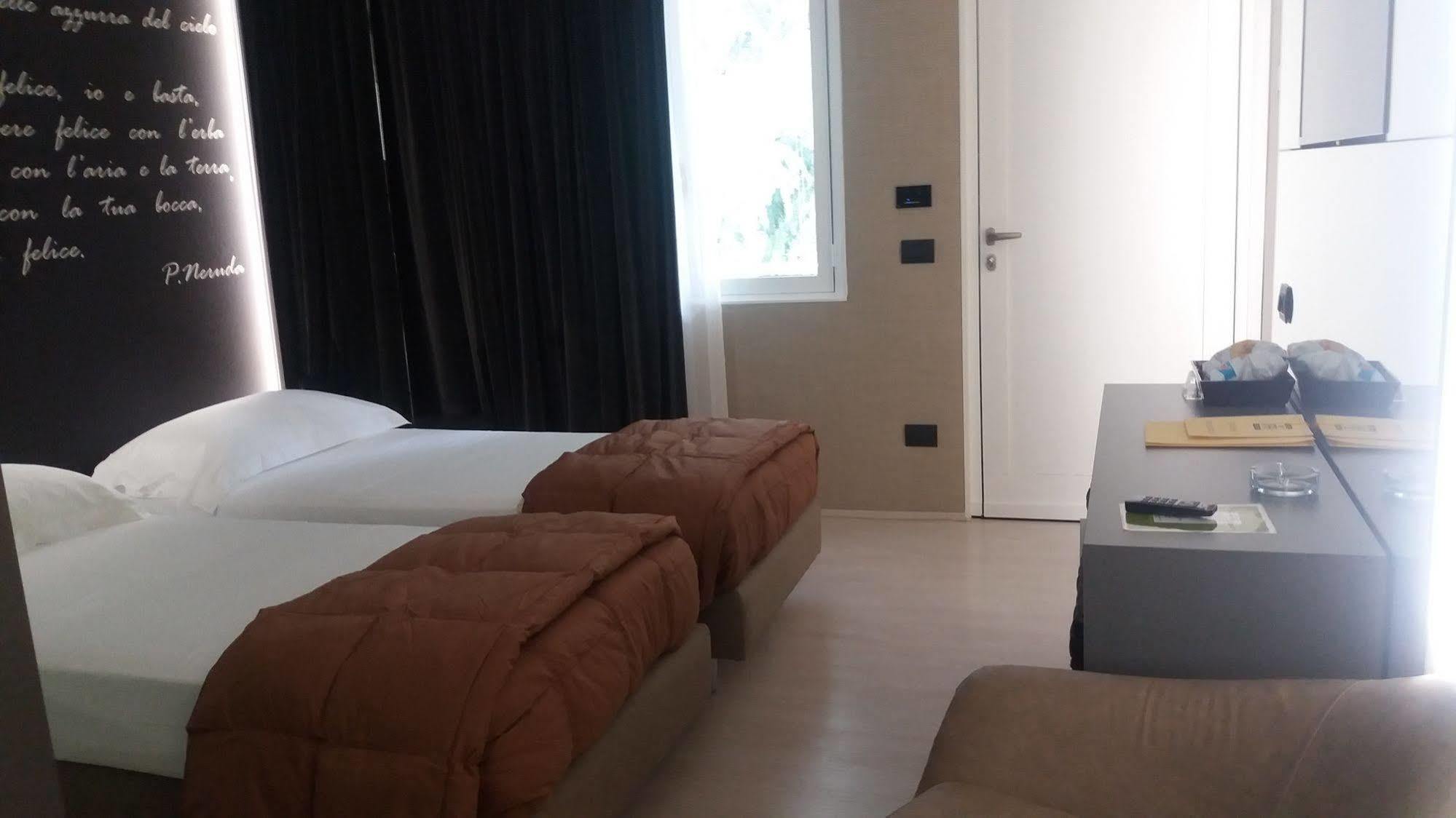 Motel Rona Caponago Esterno foto